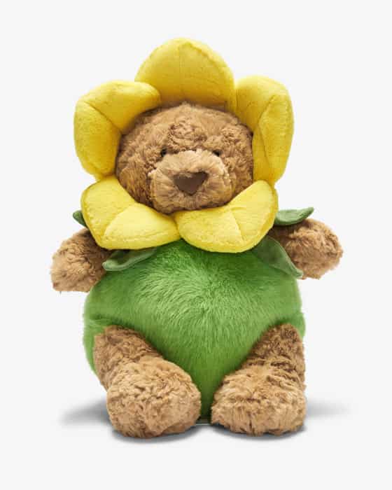 Stofftier Bartholomew Bear im Narzissenoutfit 